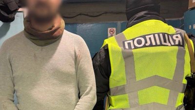 У київському метро чоловік влаштував бійку та поранив ножем двох пасажирів