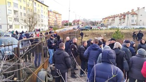 Винниківський госпіталь люди заблокували шинами, через чутки про можливе прибуття евакуйованих з Уханя (фото, відео)