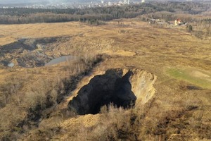 На Львівщині перекрито дорогу через провалля (фото)