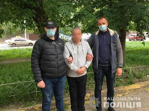 У Тернополі псевдополіцейський видурював гроші та речі у підлітків (відео)