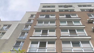 На Київщині підлітки з висоти 7-го поверху влучили пакетом із водою у дитячий візок