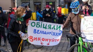 У центрі Львова велосипедисти влаштували акцію протесту під мерією (фото)