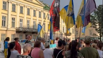 Біля Львівської ОВА громадяни вийшли на мирну акцію на підтримку військовополонених (ВІДЕО)