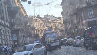 У Львові водійці трамваю стало погано за кермом, трамвай протаранив кілька авто