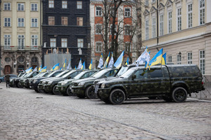 На Львівщину прибули десятки джипів та пікапів, які вирушать на передову до українських захисників (ФОТО, ВІДЕО)