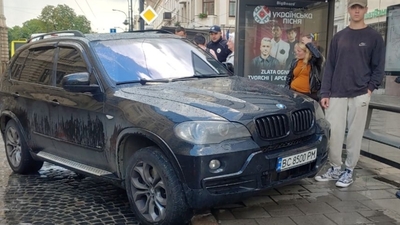 У Львові неповнолітній водій BMW виїхав на зупинку громадського транспорту (ВІДЕО)