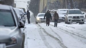 Погода на вихідні: водіїв та пішоходів закликають бути обережними