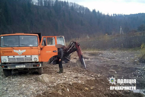 На Прикарпатті викрили злочинців, які незаконно видобували піщано-гравійну суміш з берега річки Черемош (фото)