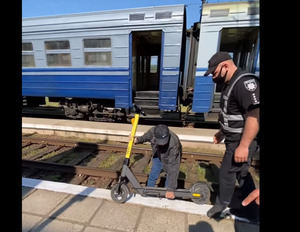 Закарпатець вкрав електросамокат і повіз електричкою додому (фото, відео)