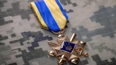 Президент України нагородив п’ятьох захисників Хрестом бойових заслуг