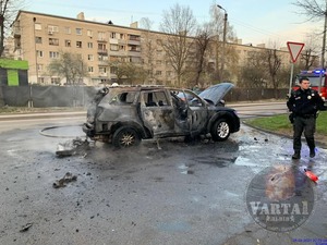 У Львові горів автомобіль (фото, відео)