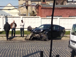 На одній з львівських вулиць трактор "пом’яв" легковушку (фото)