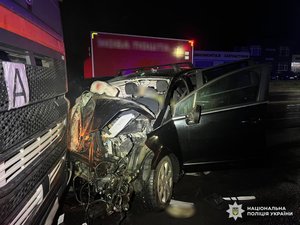 Легковик зіткнувся з вантажівкою Volvo на Львівщині. Фото: Поліція Львівської області