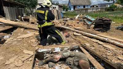 Трагедія на Рівненщині: на чоловіків обвалився житловий будинок (ФОТО)