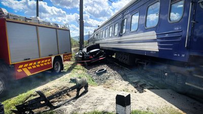 Зіткнення потяга та автомобіля на Закарпатті: рятувальники показали кадри наслідків (ФОТО)