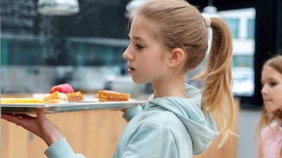 Уряд виділив 780 мільйонів на безкоштовне харчування учнів