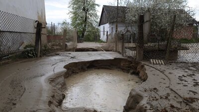 На Львівщині священник з дружиною впали у провалля, яке раптово утворилося біля житлового будинку 