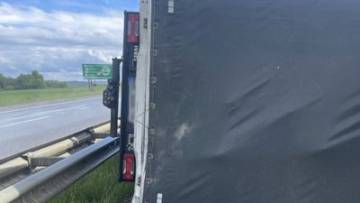 На Львівщині у ДТП перекинулася вантажівка