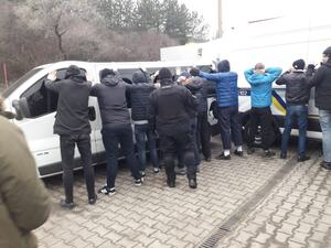 Хотіли "пошатати трубу"під час візиту Порошенка: поблизу Одеси правоохоронці затримали автобус із "тітушками" (фото)