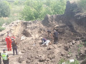 На Київщині у кар’єрі засипало піском трьох людей (фото)