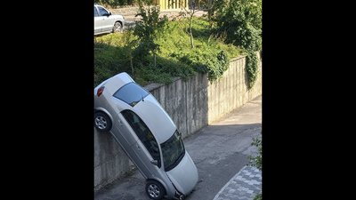 У Львові автомобіль скотився на дорогу