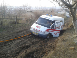 Через ями та вирви на дорогах Волині, до хворих не встигають "швидкі" (фото)