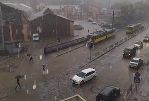 У Львові через негоду затопило вулиці (ФОТО, ВІДЕО)