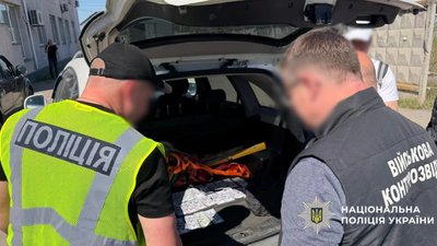 На Хмельниччині затримали шахраїв, які переводили військових до тилу за хабар