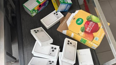 У ПП "Шегині" виявили партію iPhone у коробках з-під капсул для прання та з-під соку
