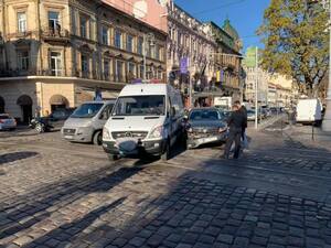 На пр. Свободи трапилась ДТП, у зв’язку з анонімним замінуванням ОДА