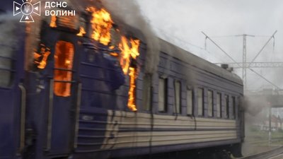 У Луцьку рятувальники ліквідували пожежу потяга, в який влучив дрон