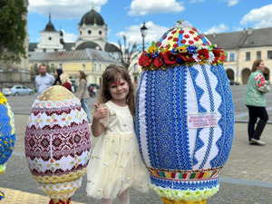 Найбільша мозаїчна писанка: на Львівщині  встановили рекорд України (ФОТО)