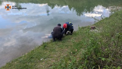 На Прикарпатті у ставку виявили мертву жінку (ФОТО)