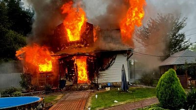 На Яворівщині сусіди витягнули жінку з палаючого будинку