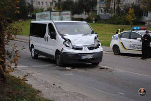 ДТП у Львові: вантажівка дещо "пом’яла" бус (фото)