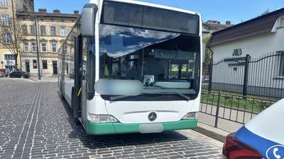 У Львові внаслідок падіння в автобусі травмувалася 78-річна пасажирка