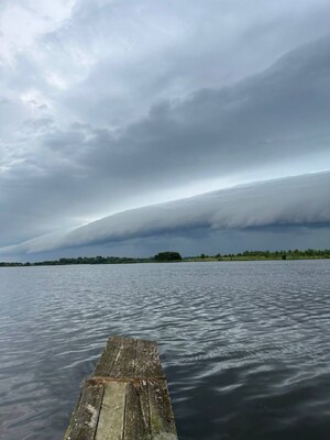 У небі над Львівщиною мешканці спостерігають дивовижне явище (ФОТО)