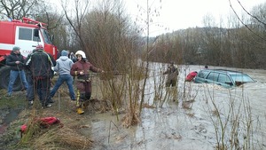 У Славському течія річки знесла автівку під час спроби водія перетнути брід (відео)