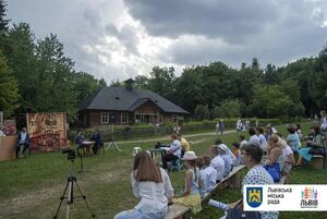 Близько сотні родин воїнів на святі у Львові куштували куліш та танцювали (фото)