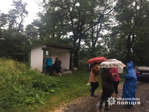 Троє мешканців Львівщини загинули, внаслідок влучання блискавки у зупинку