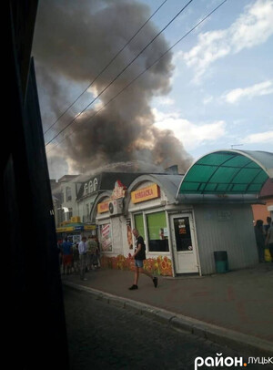 В центрі Луцька масштабна пожежа: горить будівля з колишнім гастрономом (ВІДЕО, ФОТО))