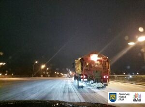 ЛМР: Зранку у Львові працювало 73 одиниці снігоприбиральної техніки