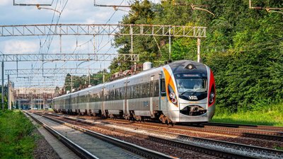 В "Укрзалізниці" пояснили, чому не можуть зупиняти рух поїздів під час повітряних атак