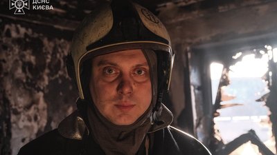 У Києві рятувальник після ракетного удару приїхав гасити пожежу у власній квартирі