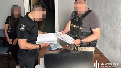 На Харківщині правоохоронець за дві тисячі доларів допоміг чоловіку уникнути мобілізації та знятися з розшуку