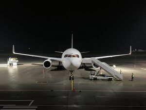 "Boeing 767" доправив до Львова українських миротворців (фото, відео)