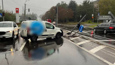 На Рівненщині пʼяний водій вʼїхав у світлофор і сам викликав поліцію