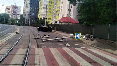 У Львові водій збив світлофорну опору