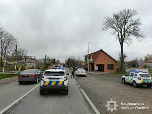 Фото: Національна поліція України. Поліцейські на місці дорожньо-транспортної пригоди.