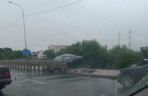 У Львові авто звисає з мосту